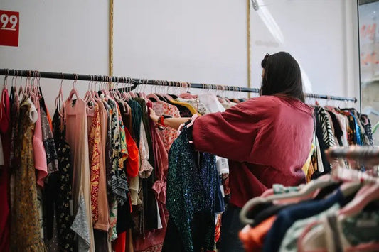 Person i en bruktbutikk - thrifting i praksis