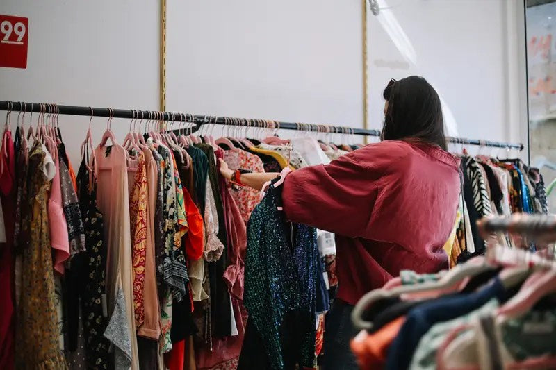 Person i en bruktbutikk - thrifting i praksis