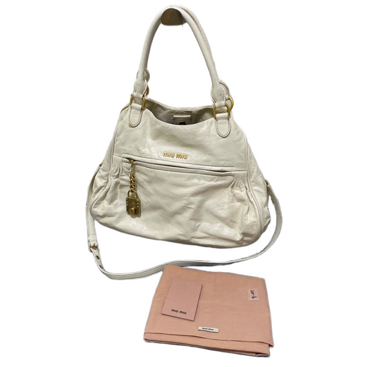 Liten Hvit Miu Miu veske med charm