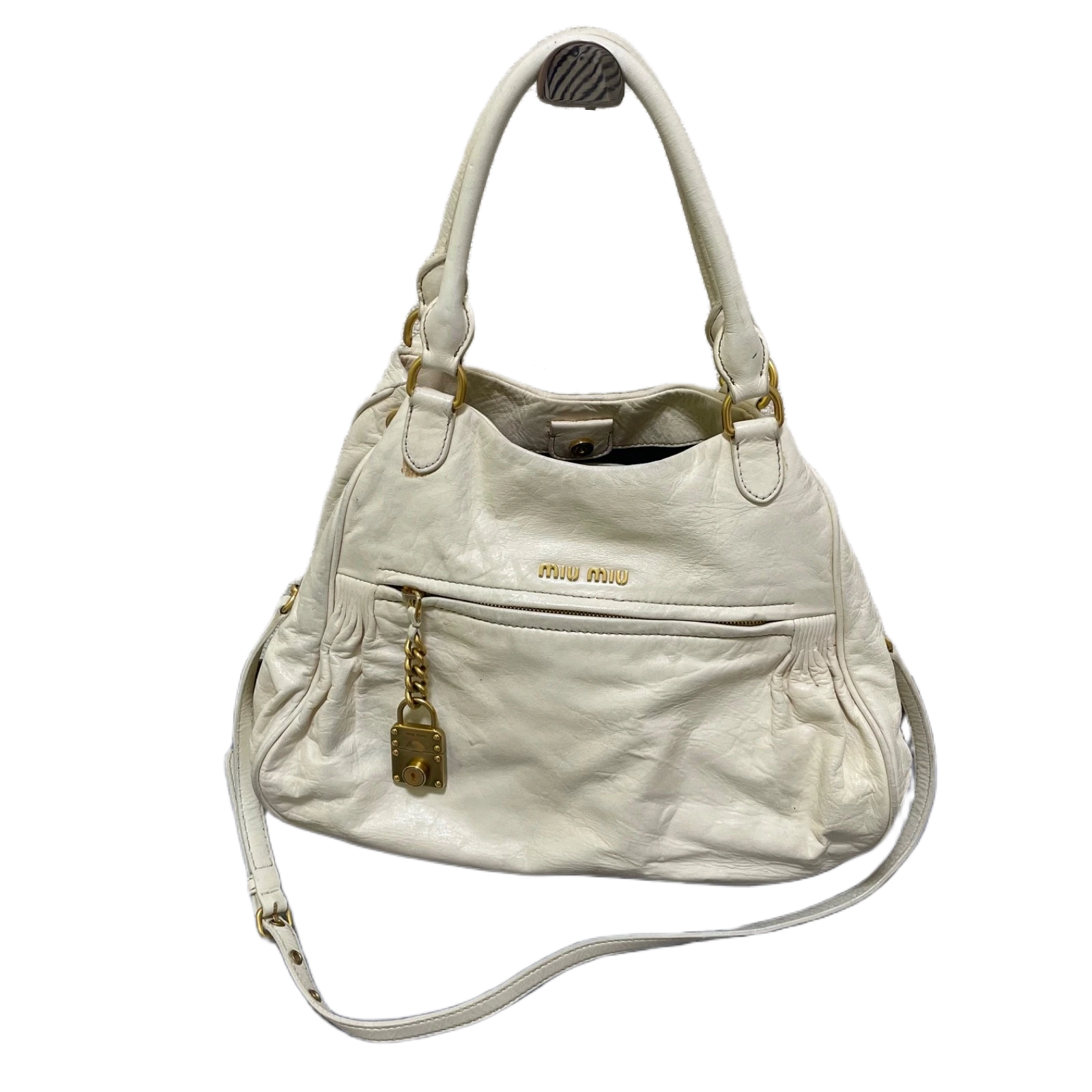 Liten Hvit Miu Miu veske med charm