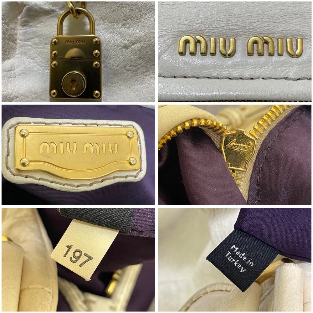 Liten Hvit Miu Miu veske med charm
