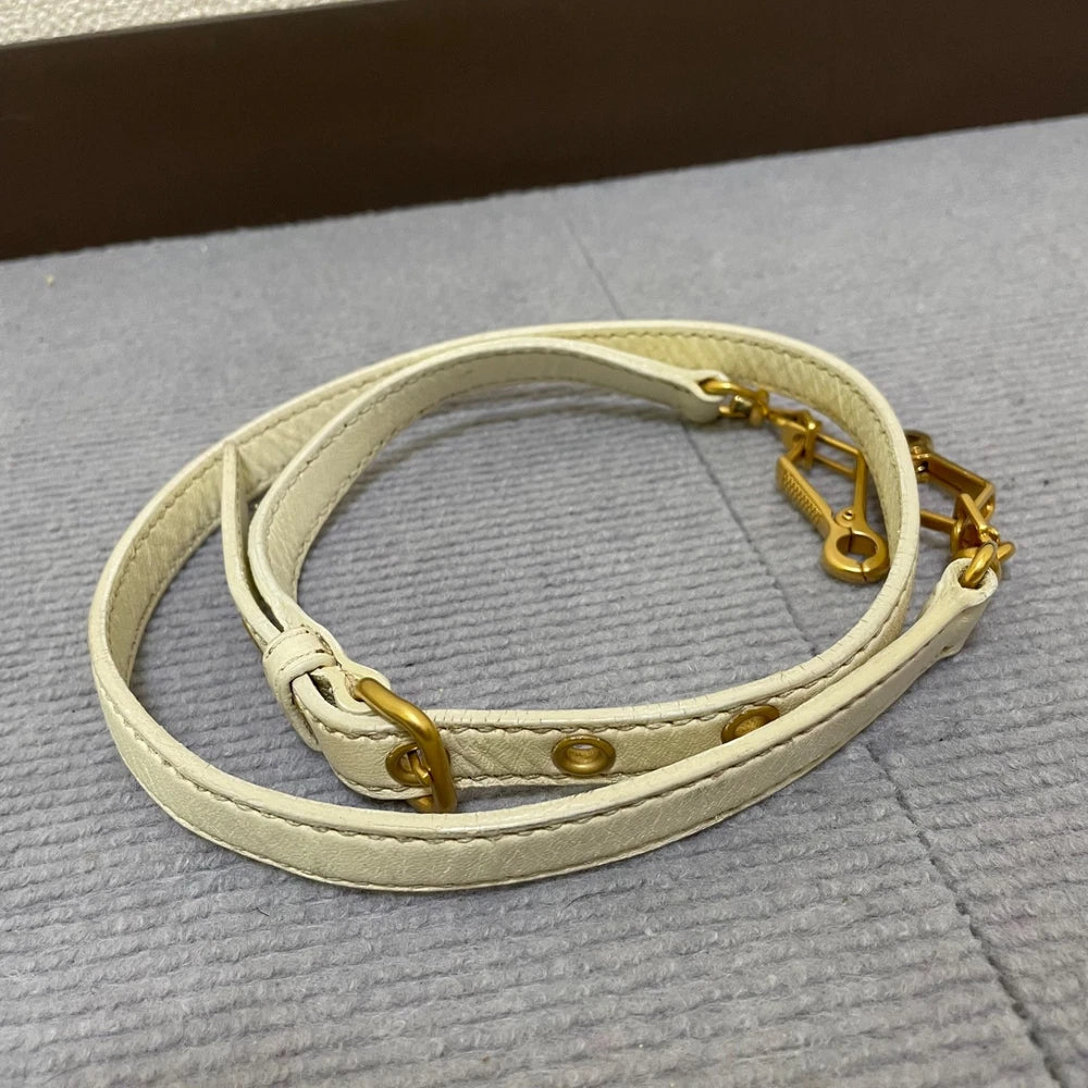 Liten Hvit Miu Miu veske med charm